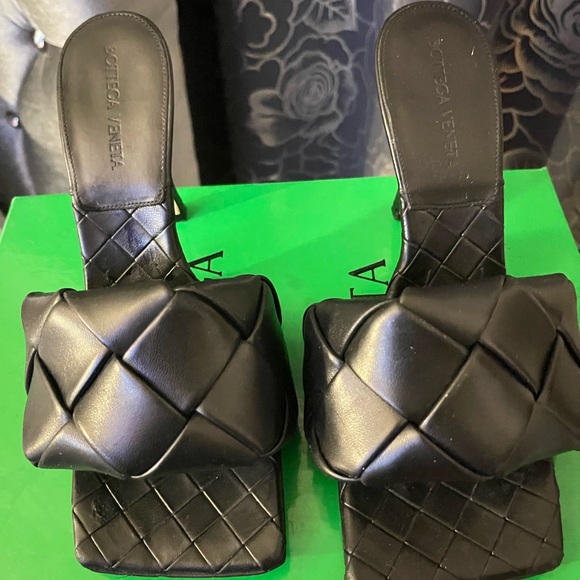 Gently worn size 38 original box and dust bags included - Picture 1 of 6